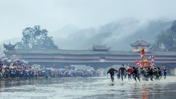 蔡朝阳《廊桥风采》—海峡摄影时报全国月赛一等奖