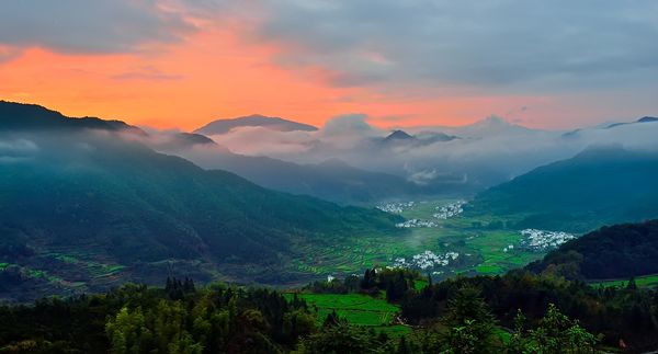 何国辉《拂晓》-省摄影家协会微影展