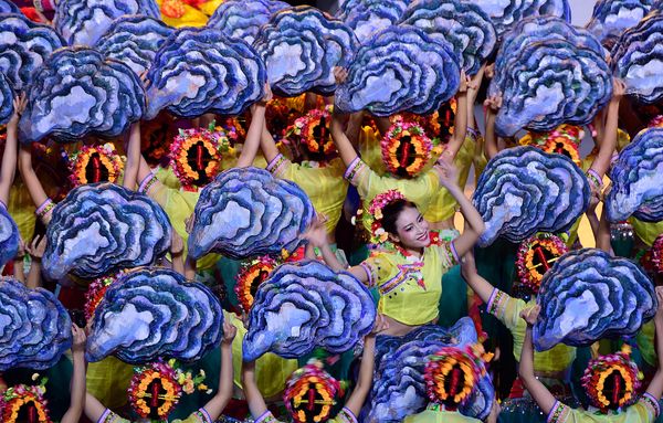 何国辉《蟳埔女亮相亚艺节》-“美丽丰泽，文明新城”摄影赛入选