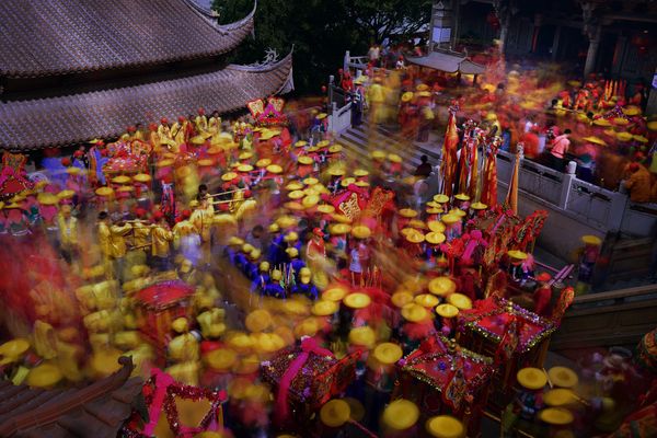 吴清渠《妈祖庙下馨香》—上邦国际摄影俱乐部联赛一等奖