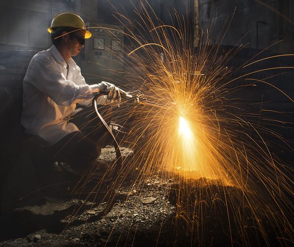 杨琴《焊花》-省摄影家协会微影展